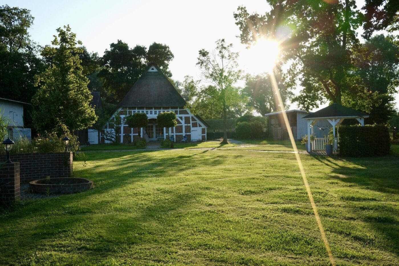Der Hof im Abendlicht mit Feuerstelle