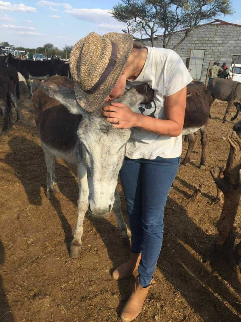 Anna-Lena mit Gandalf in Maun, Botsuana