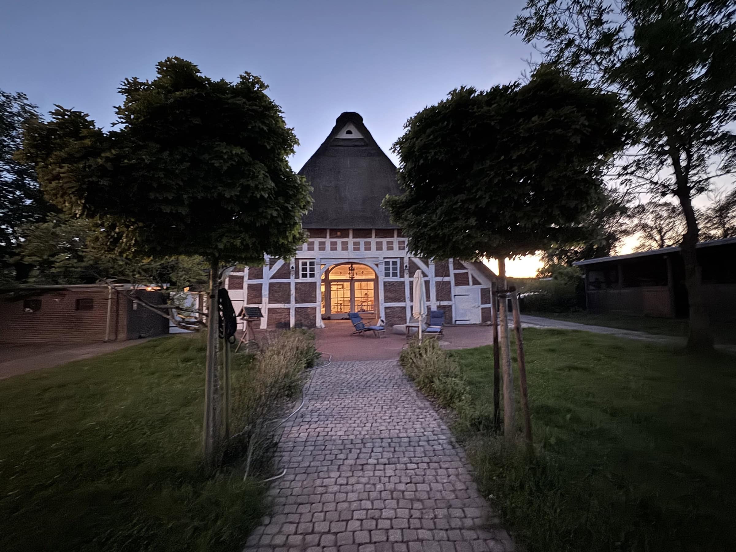Das Gästehaus warm erleuchtet in der Dämmerung