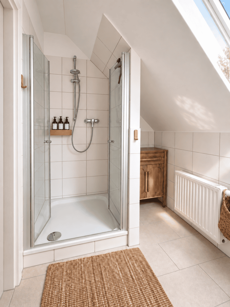 Weiß geflieste Dusche im oberen Stock