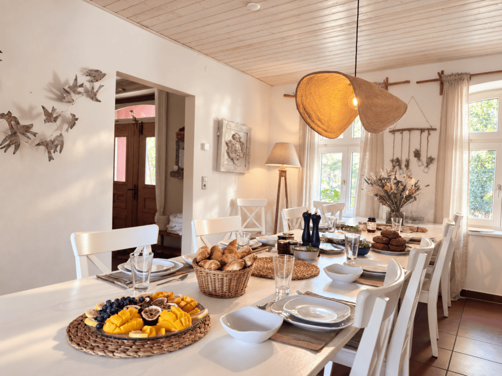 Festlich gedeckter Tisch im Esszimmer