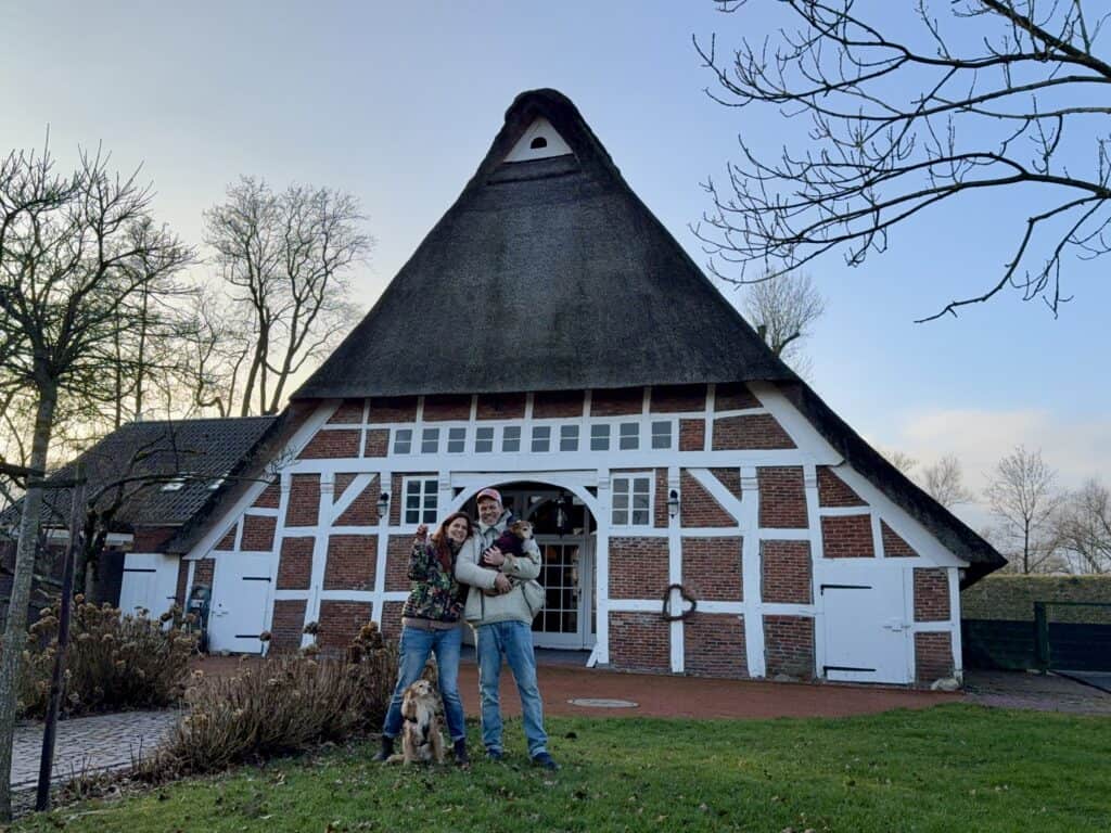 Anna-Lena und Victor vor dem Haupthaus am Tag der Schlüsselübergabe