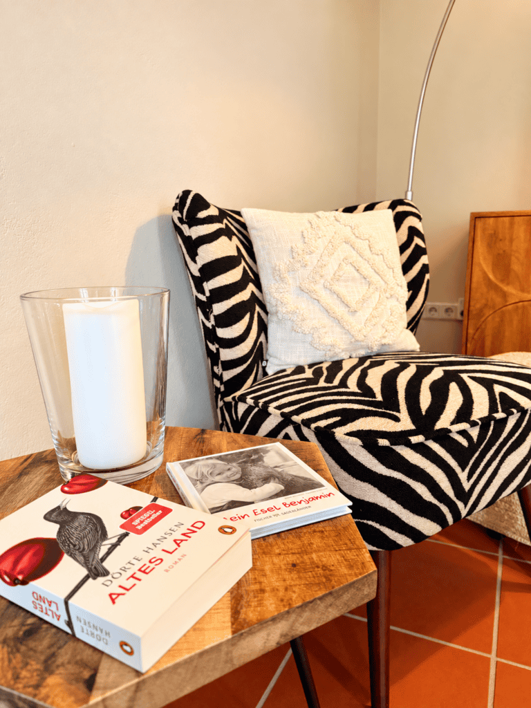 Leseecke mit Sessel, Tisch und Lampe im Wohnzimmer