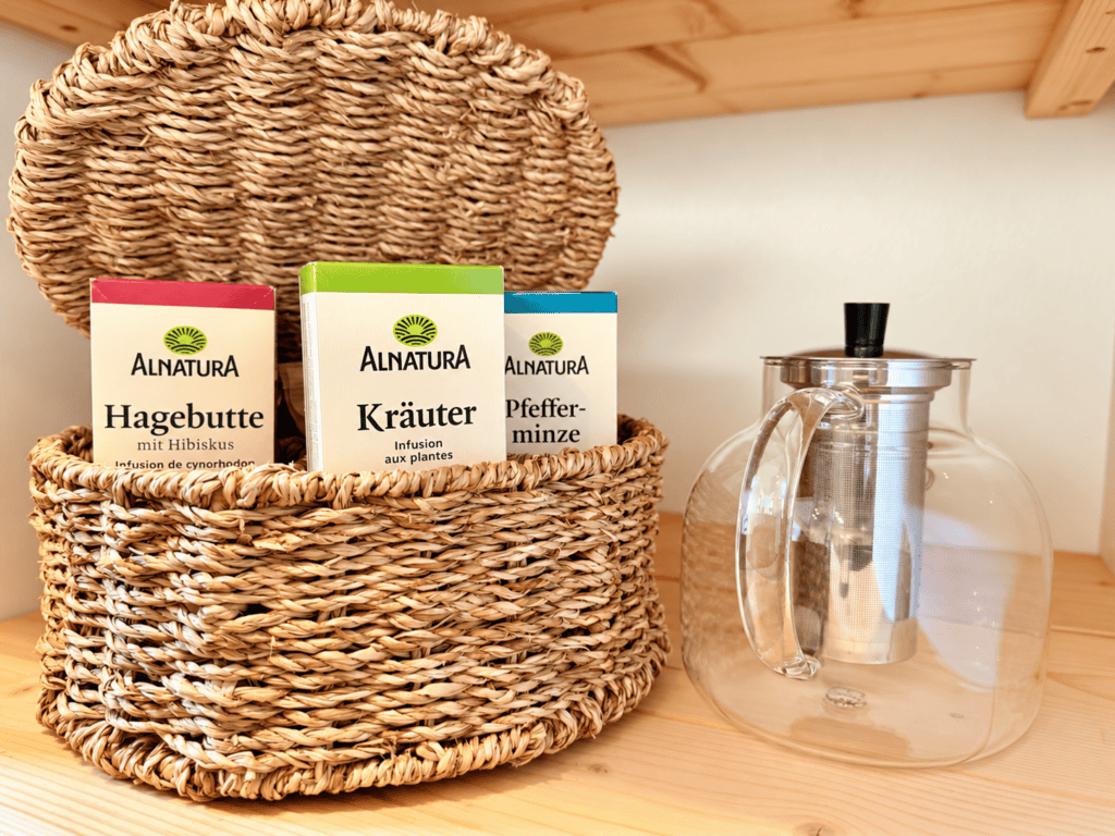 Bio Teeauswahl und Teekanne aus Glas in der Küche