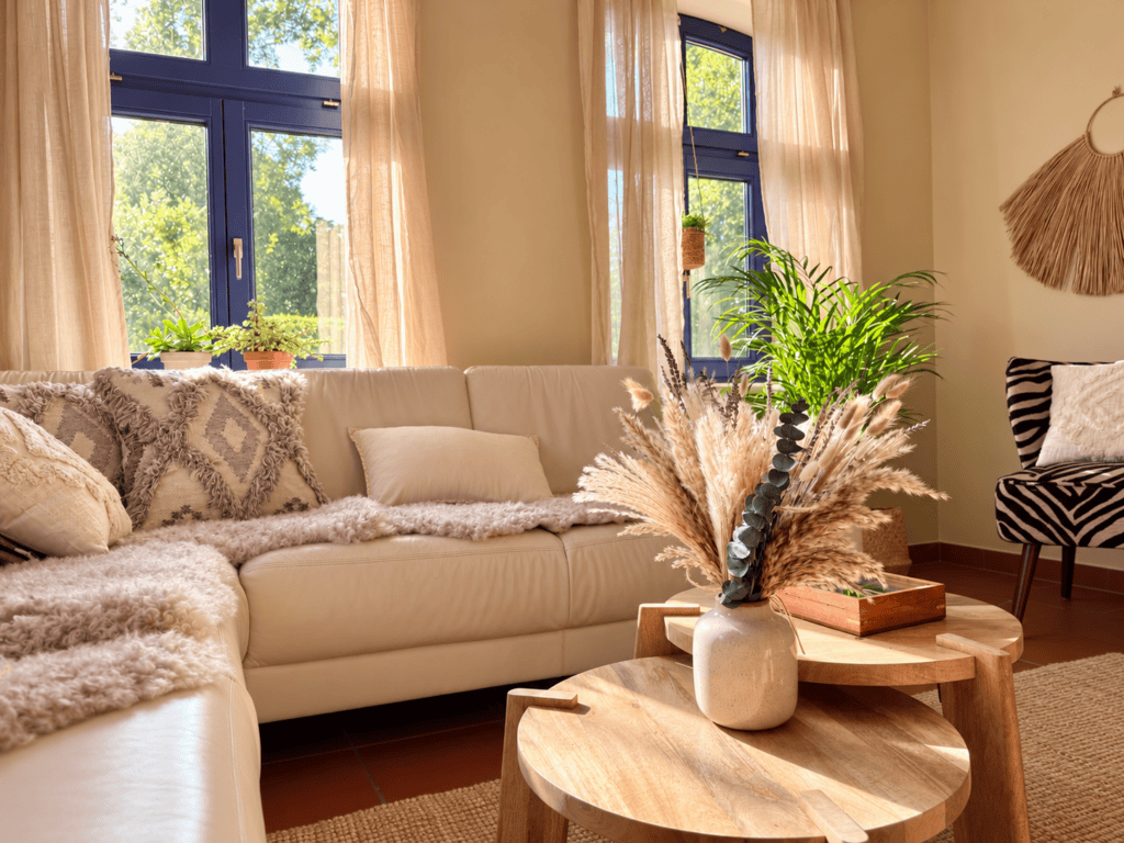 Sofa / Couch im Wohnzimmer mit Fenstern im Hintergrund