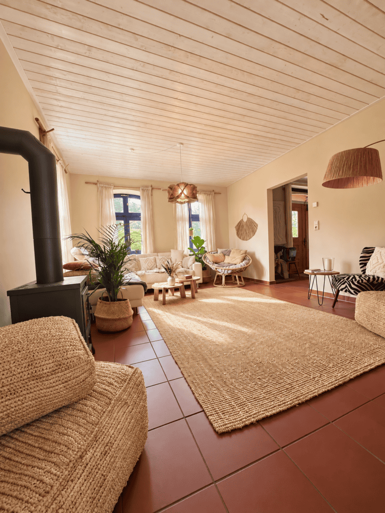 Couch im Sofa mit Pflanzen, Sessel und Kamin