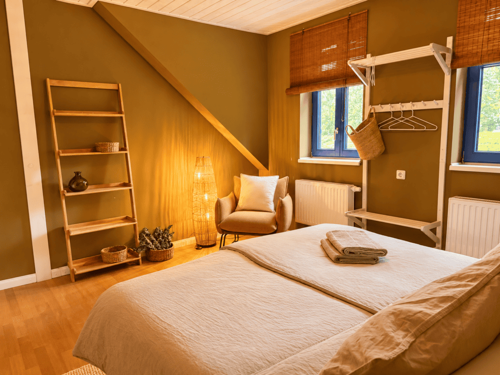 Gemütlicher Sessel mit Lampe in Zimmer 3