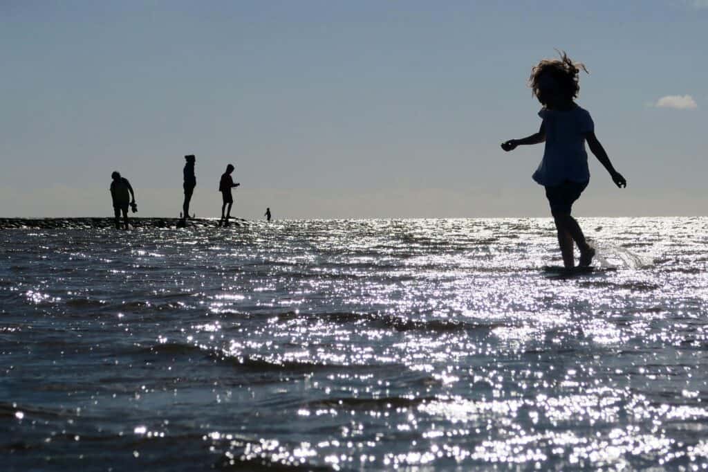 Kind am Strand in Cuxhaven an der Nordsee